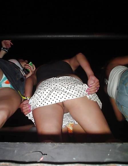 22P Pussy upskirt in club