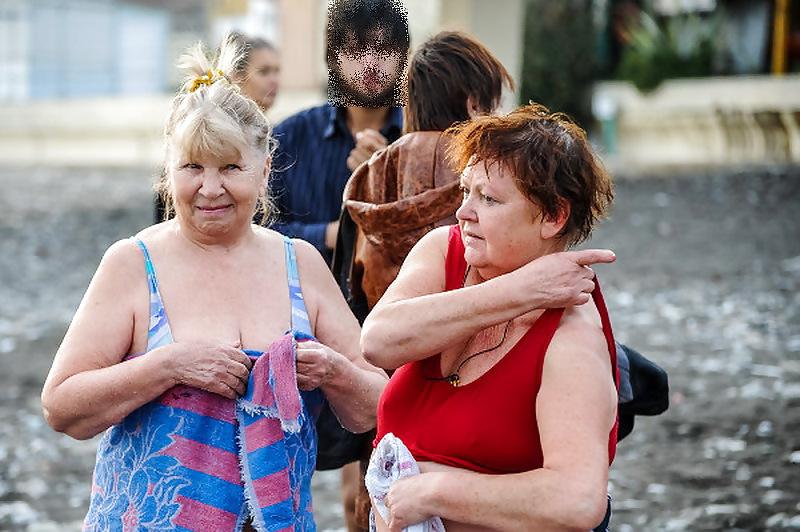 19P Winter swimming Russian women!