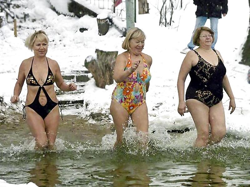 19P Winter swimming Russian women!
