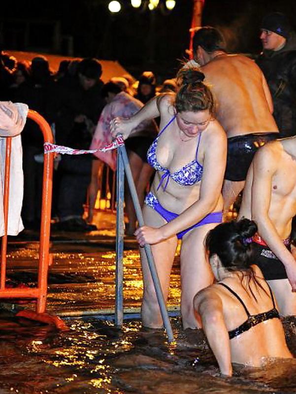 19P Winter swimming Russian women!