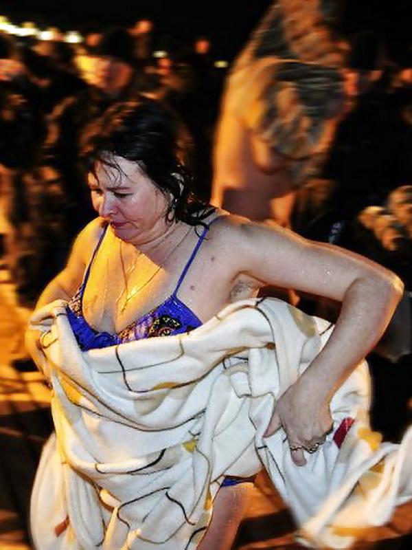 19P Winter swimming Russian women!