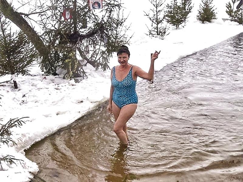 19P Winter swimming Russian women!