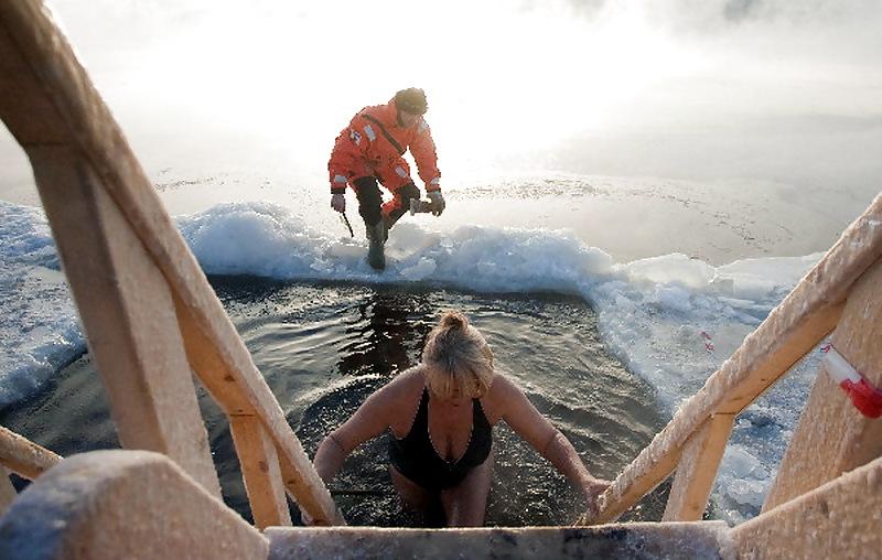 19P Winter swimming Russian women!