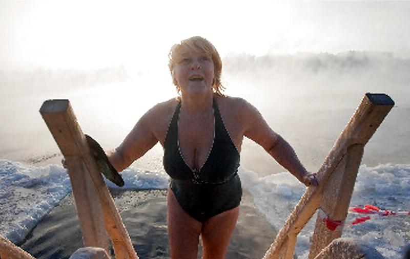 19P Winter swimming Russian women!
