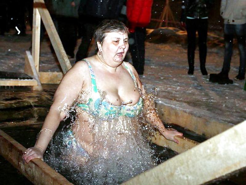 19P Winter swimming Russian women!