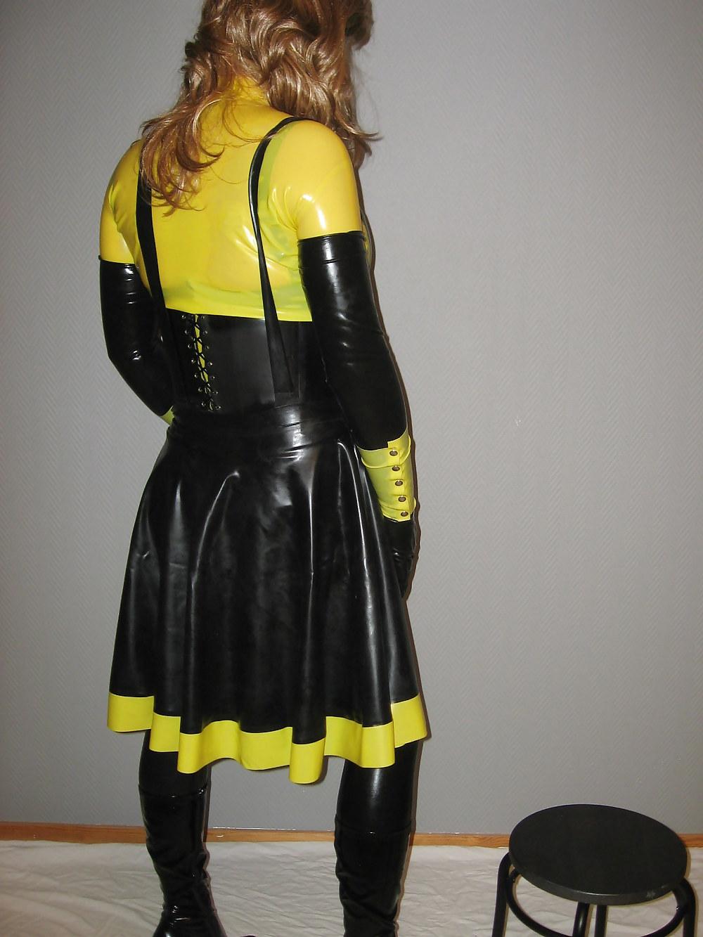 7P Yellow and black latex outfit