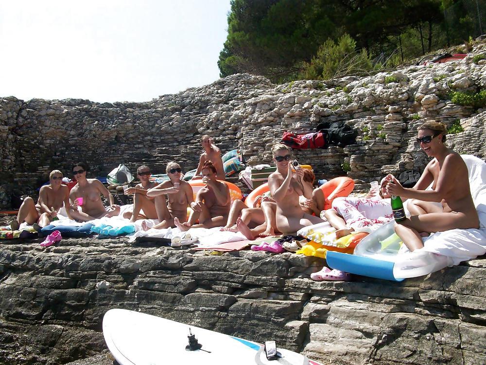 20P Group of Nudist Girls