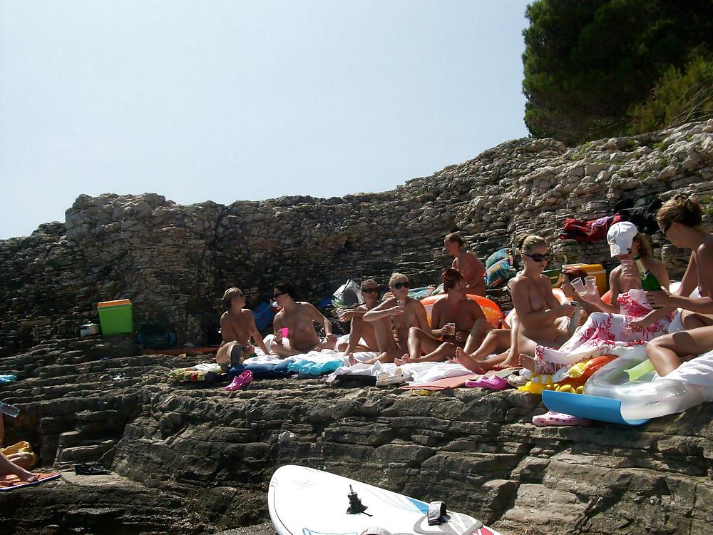 20P Group of Nudist Girls