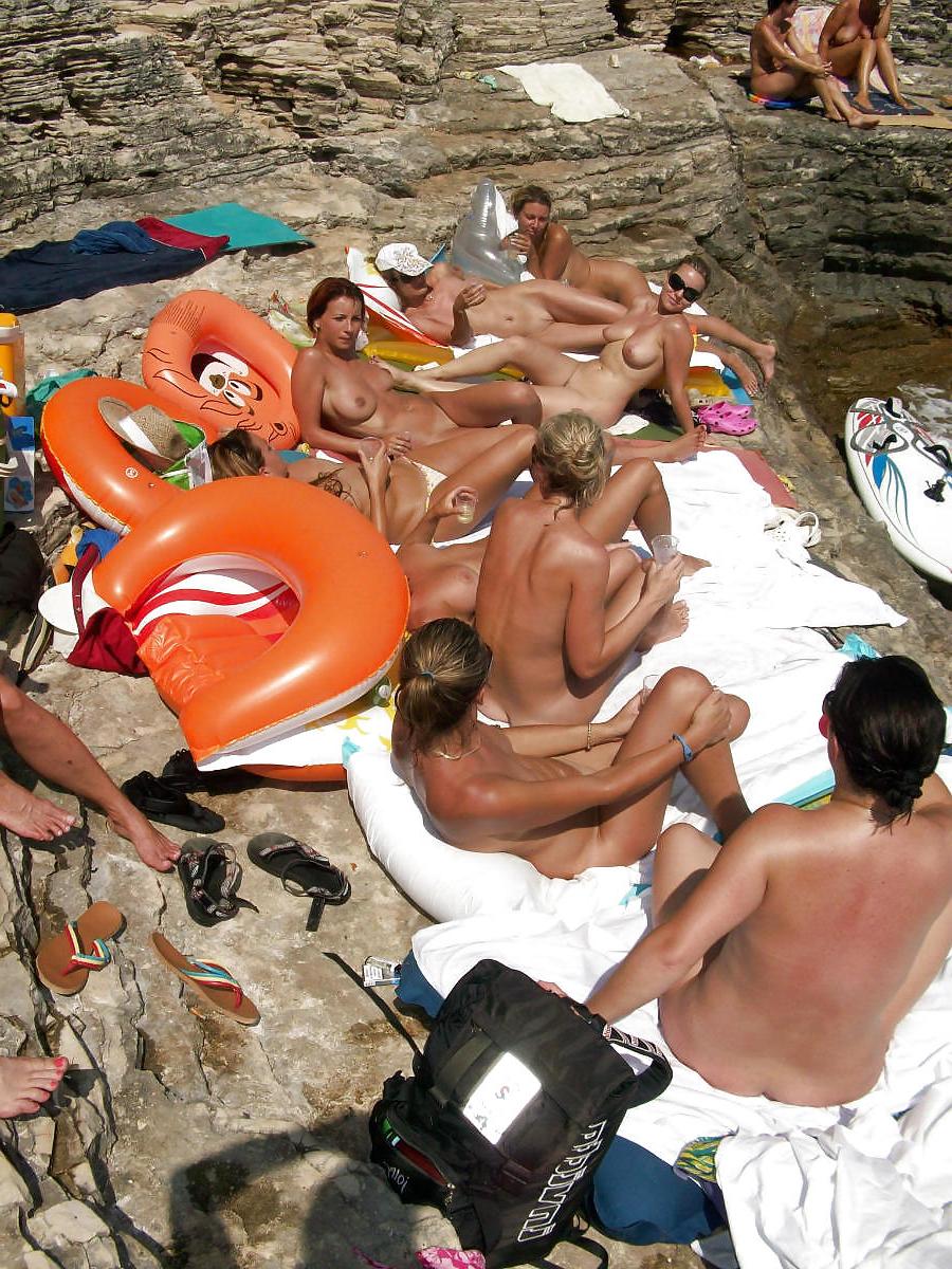20P Group of Nudist Girls