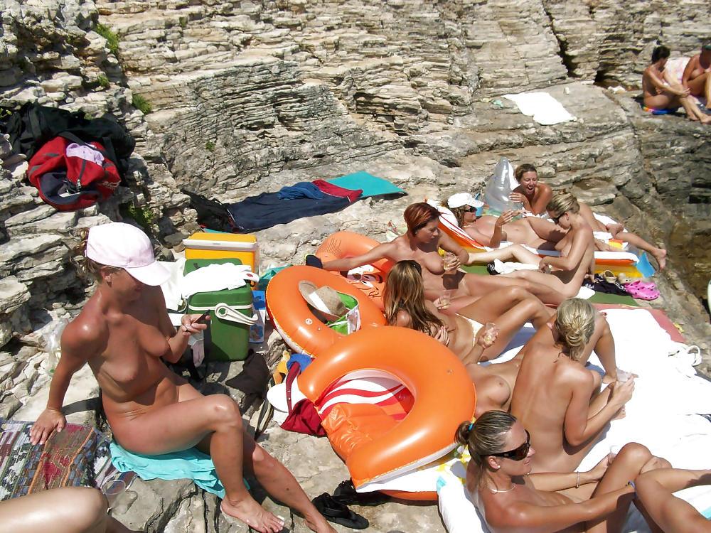 20P Group of Nudist Girls
