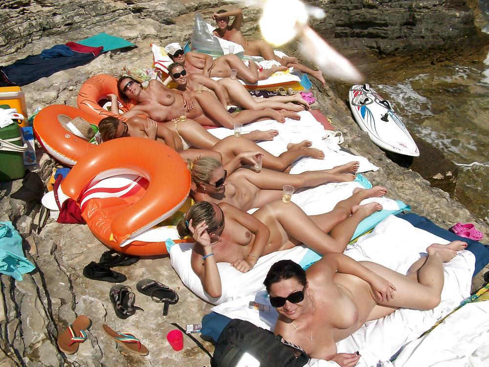 20P Group of Nudist Girls