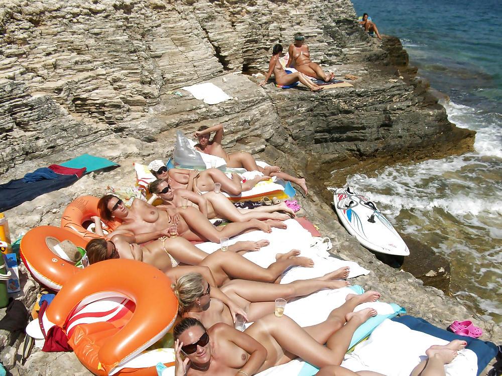 20P Group of Nudist Girls