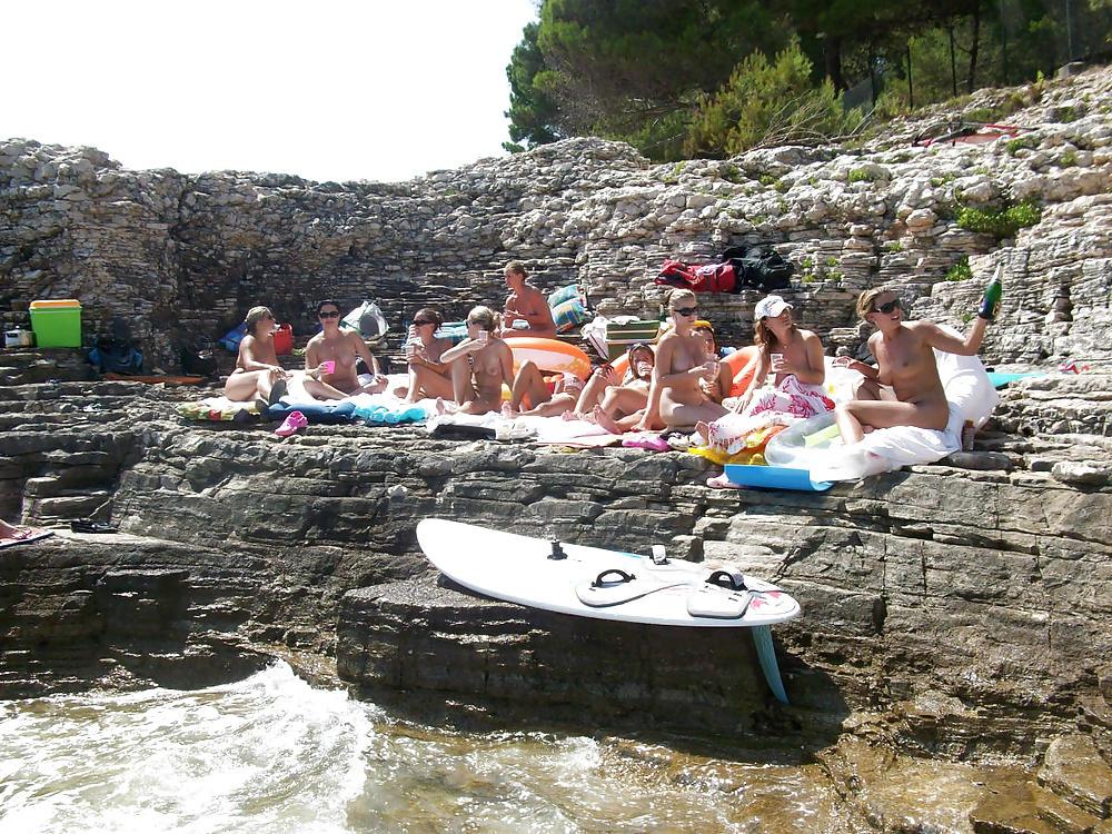 20P Group of Nudist Girls