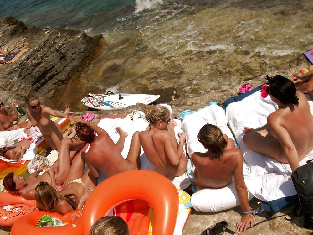20P Group of Nudist Girls
