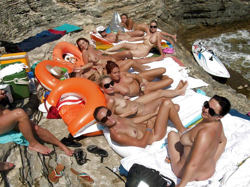 20P Group of Nudist Girls