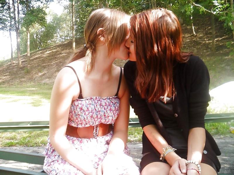 25P Hot Lesbians kissing 