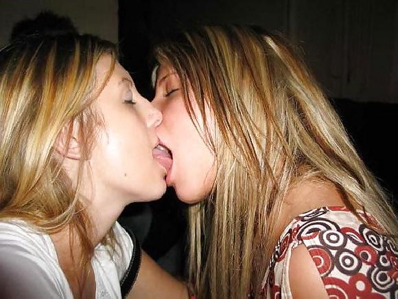 25P Hot Lesbians kissing 