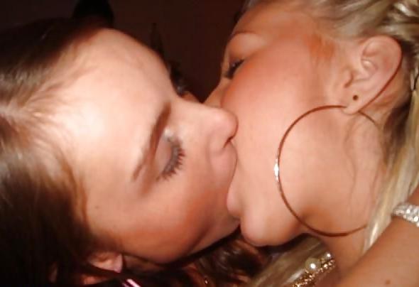 25P Hot Lesbians kissing 