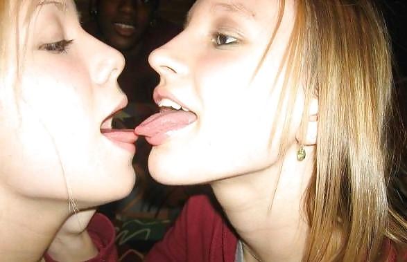 25P Hot Lesbians kissing 