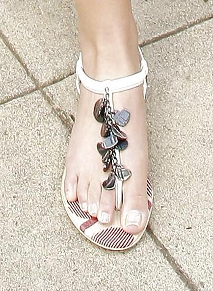 24P Wanking to Cheryl Cole's Feet