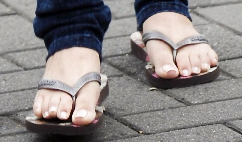 24P Wanking to Cheryl Cole's Feet
