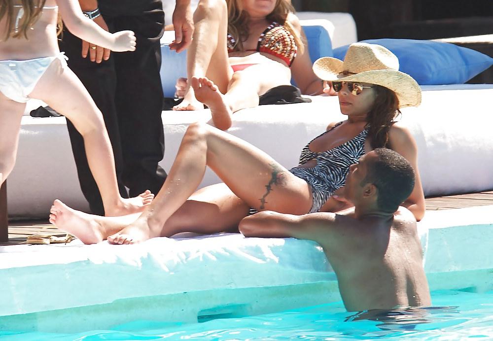 24P Wanking to Cheryl Cole's Feet