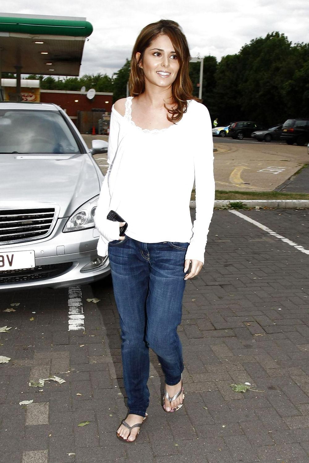 24P Wanking to Cheryl Cole's Feet