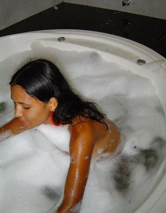 15P Amateur Latina Poses + Bathes