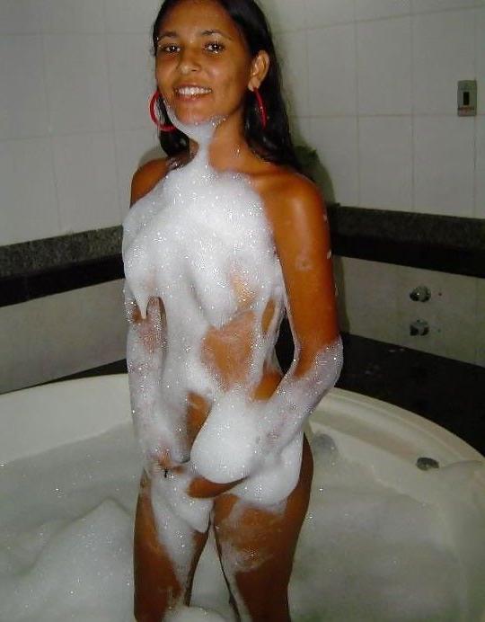 15P Amateur Latina Poses + Bathes