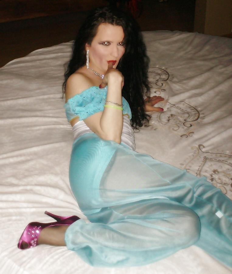 22P Pics from a swinger club.