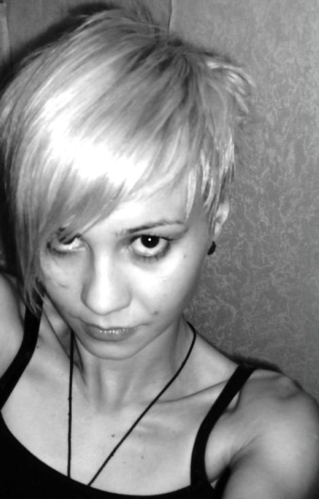 25P Pics of a sweet young German short-haired blonde teen girl