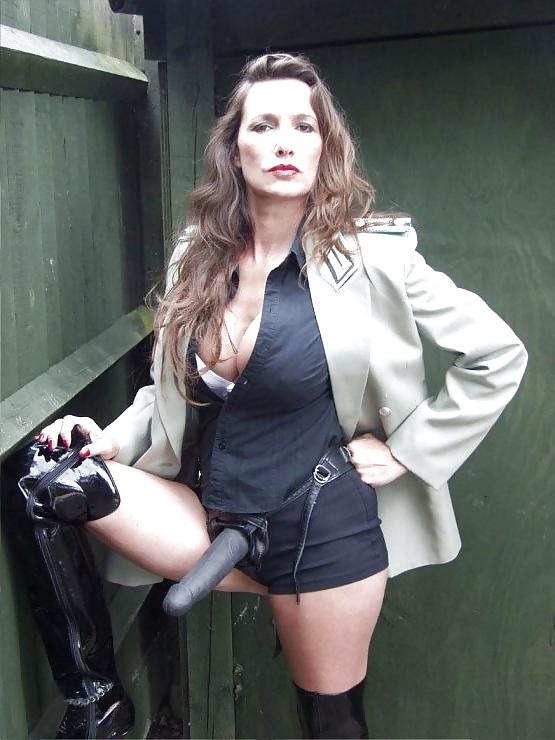 25P Femdom strapon posing