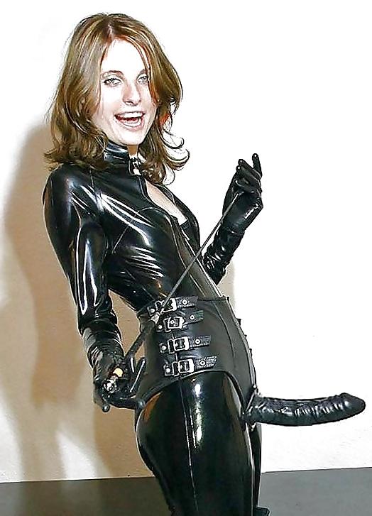 25P Femdom strapon posing