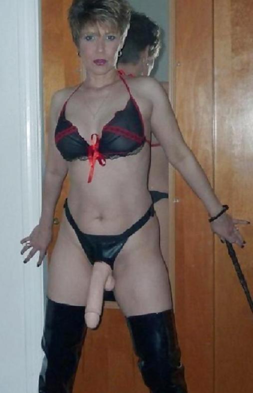 25P Femdom strapon posing