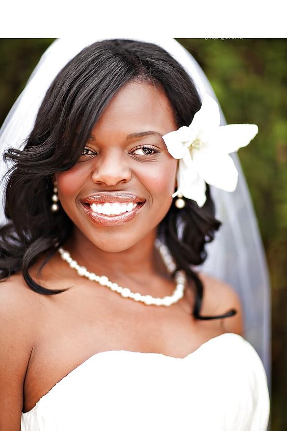 25P Women in Wedding Dresses - Frauen in Brautkleidern