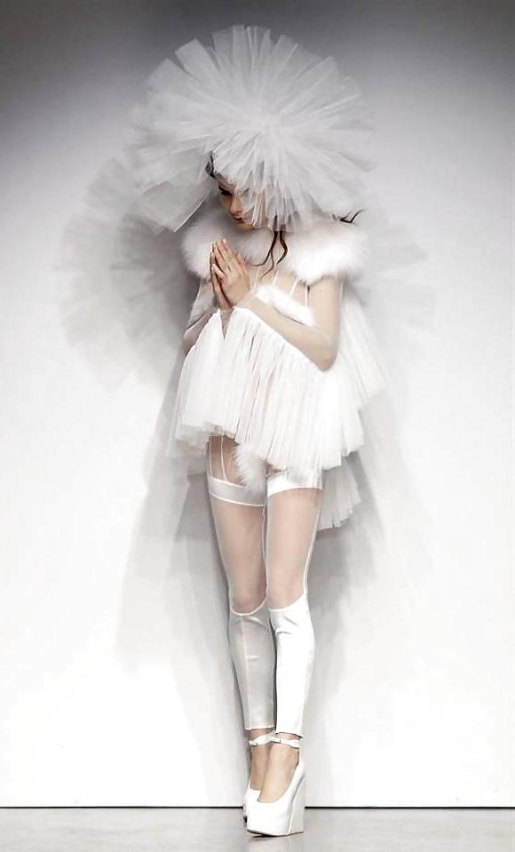 25P Women in Wedding Dresses - Frauen in Brautkleidern
