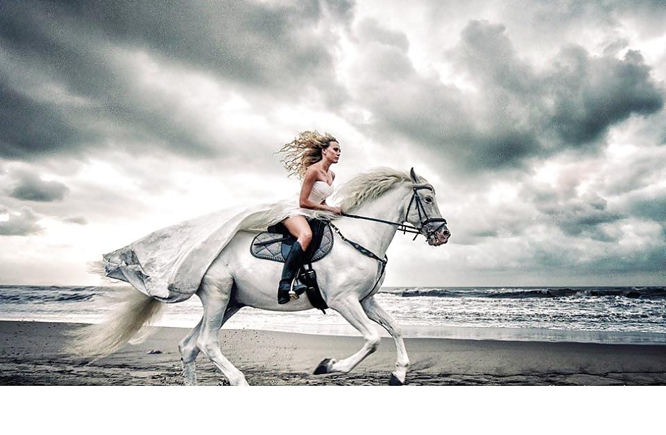 25P Women in Wedding Dresses - Frauen in Brautkleidern