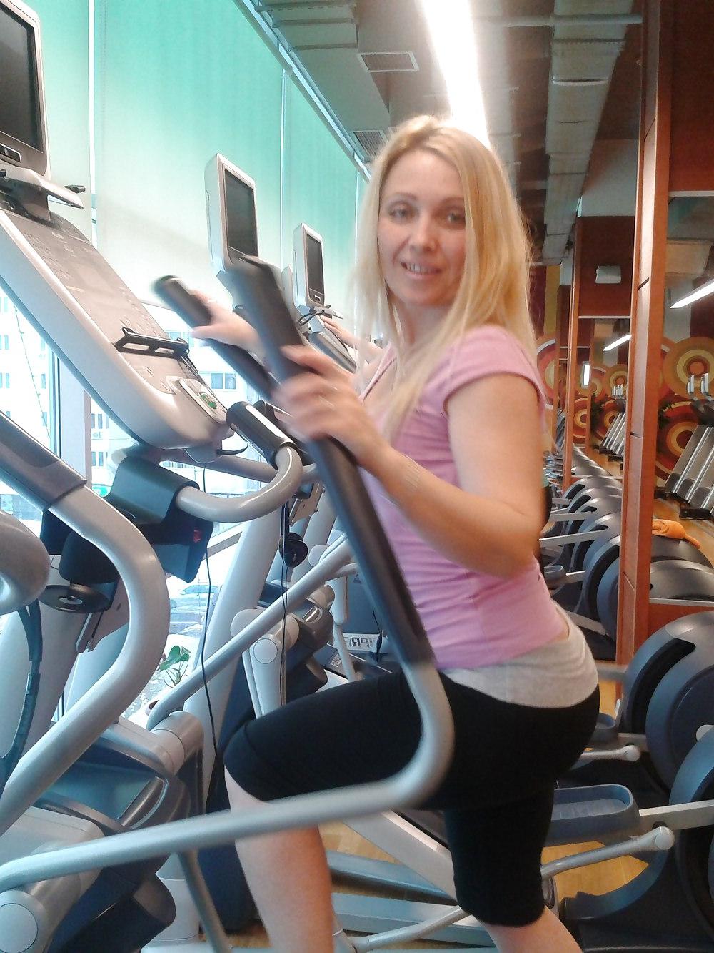 8P Milf slut at the gym. Schlampe im gym