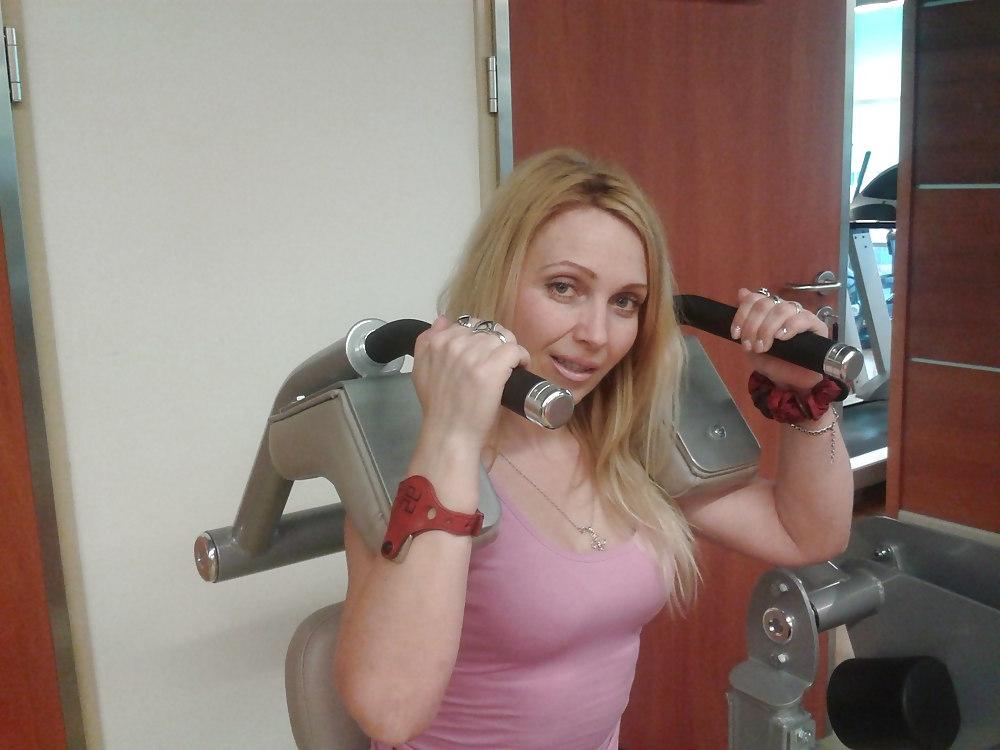 8P Milf slut at the gym. Schlampe im gym