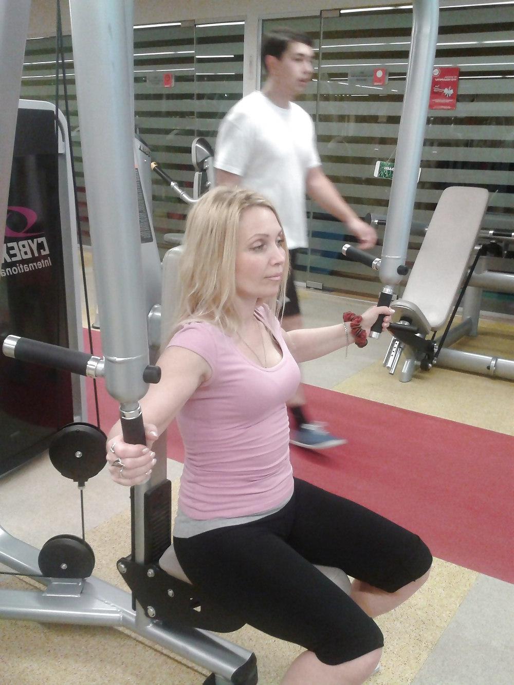 8P Milf slut at the gym. Schlampe im gym