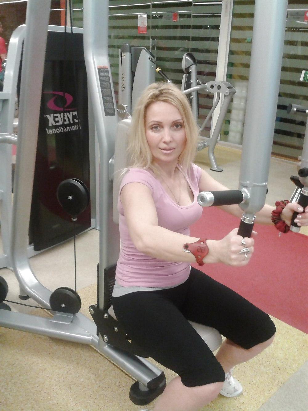 8P Milf slut at the gym. Schlampe im gym