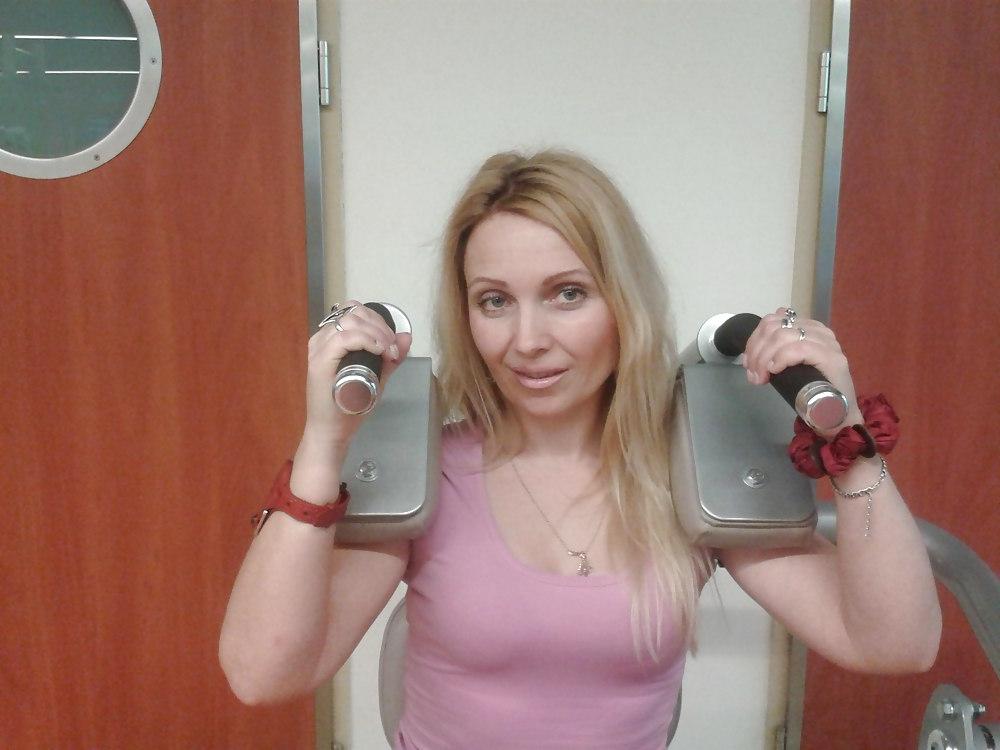 8P Milf slut at the gym. Schlampe im gym