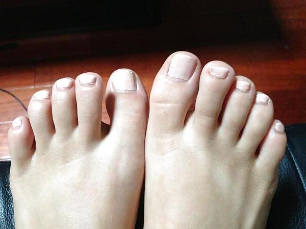25P Ariel R. Amazing Feet