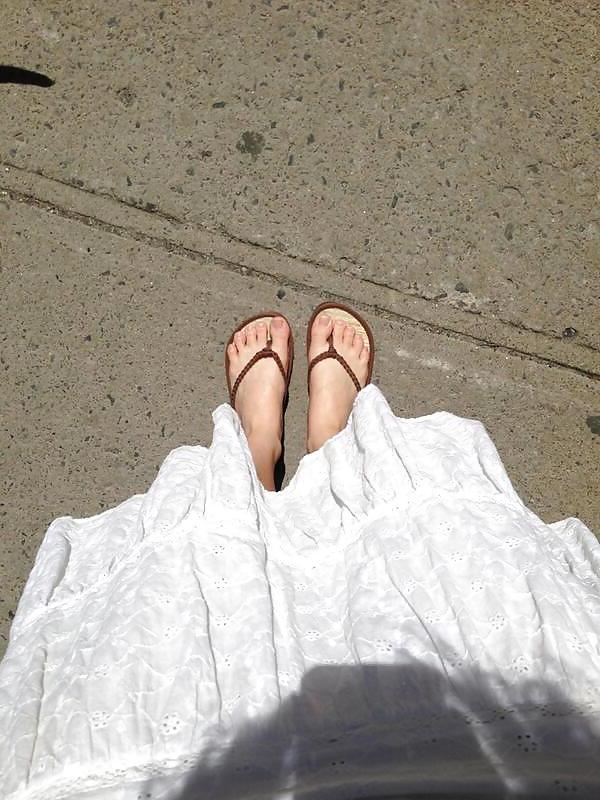 25P Ariel R. Amazing Feet