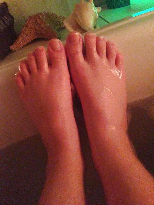 25P Ariel R. Amazing Feet