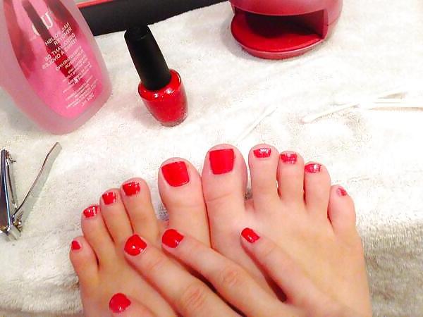 25P Ariel R. Amazing Feet