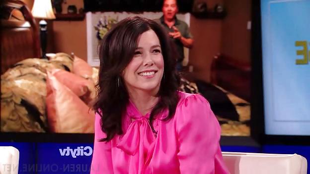 6P Lauren Graham - Pink Satin Blouse