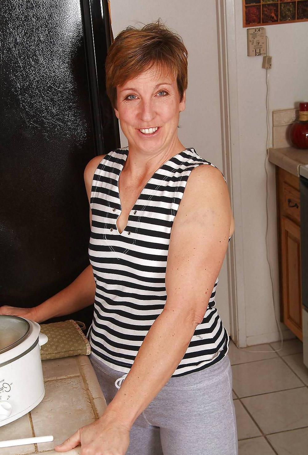 20P Hairy mature housewife