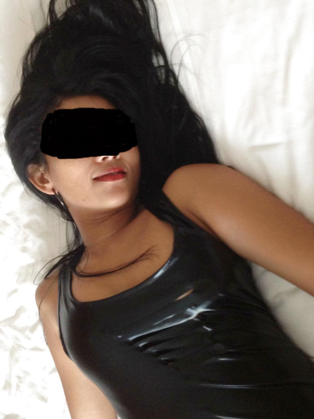 19P Indo whore shwing off in black latex