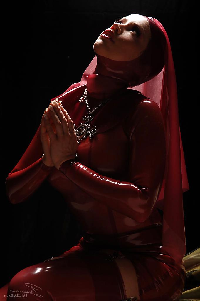 25P Red rubber nun
